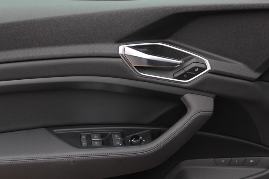 Audi e-tron e-tron 50 quattro Launch edition plus 71 kWh / SoH 91,9% / Panoramadak / Camera / Luchtvering / Intr.voorverwarming / Leder&Alcantara / 20'' / Navigatie / DAB / Stoelverwarming / ACC