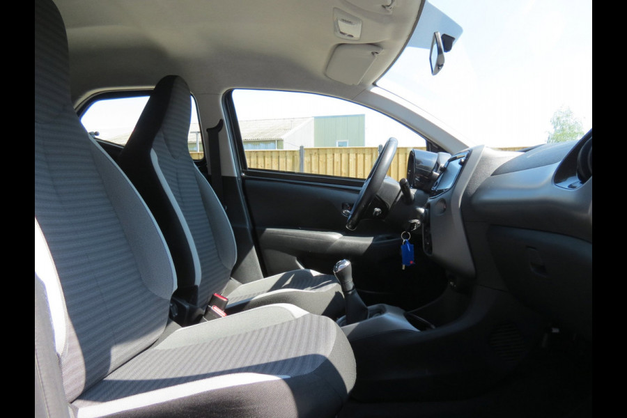 Toyota Aygo 1.0 VVT-i x-play | ACHTERUITRIJCAMERA | DEALER ONDERHOUDEN | APPLE CARPLAY | AIRCO | NIEUWE TYPE 2020 |
