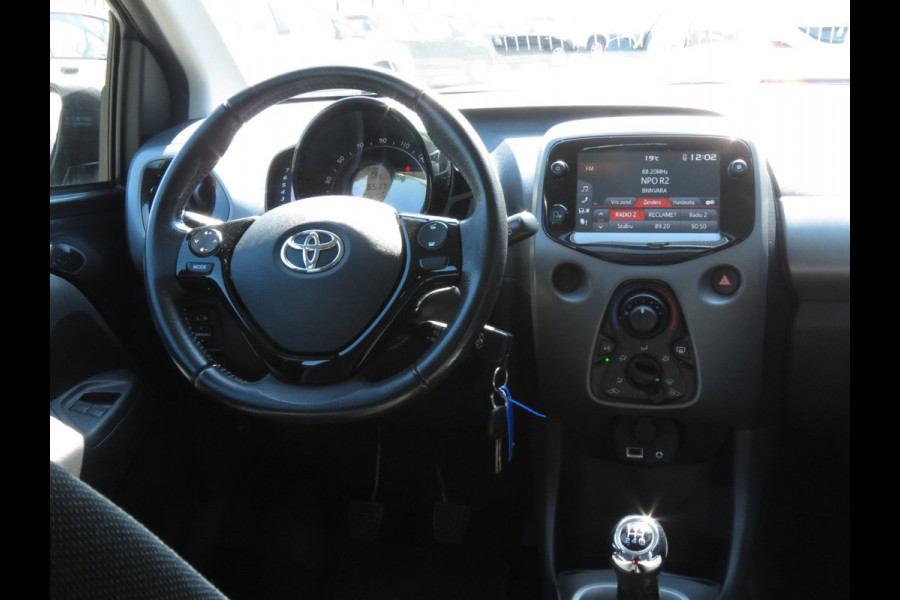 Toyota Aygo 1.0 VVT-i x-play | ACHTERUITRIJCAMERA | DEALER ONDERHOUDEN | APPLE CARPLAY | AIRCO | NIEUWE TYPE 2020 |