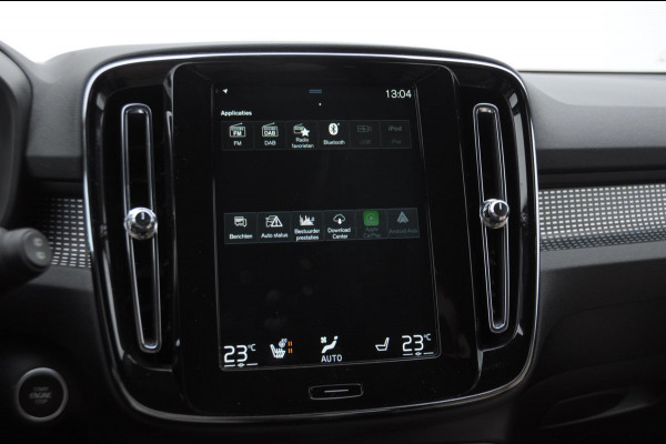 Volvo XC40 T3 163PK Automaat R-Design Adaptieve cruise control / Leder met alcantara bekleding / Parkeersensoren met camera / Trekhaak / stoel - en stuurverwarming / Apple carplay