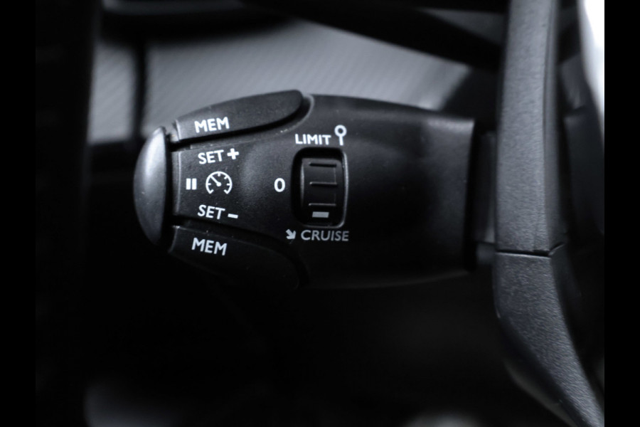 Peugeot 2008 1.2 PureTech Allure Pack Sport (APPLE CARPLAY,NAVI,CAMERA,360 VIEW,DIGITAL COCKPIT,LED,GETINT,SPORTSTOELEN,LM VELGEN)