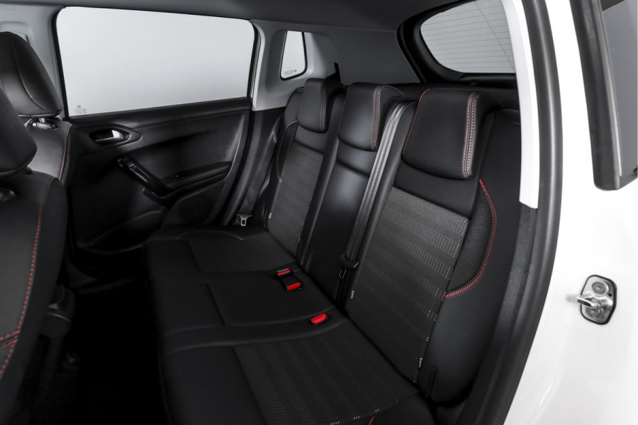 Peugeot 2008 1.2 PureTech GT-line 131 PK | Pano | Cruise | Stoelverw. | PDC | Camera | NAV + App. Conect | ECC | LM 17" |