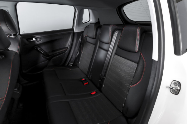 Peugeot 2008 1.2 PureTech GT-line 131 PK | Pano | Cruise | Stoelverw. | PDC | Camera | NAV + App. Conect | ECC | LM 17" |