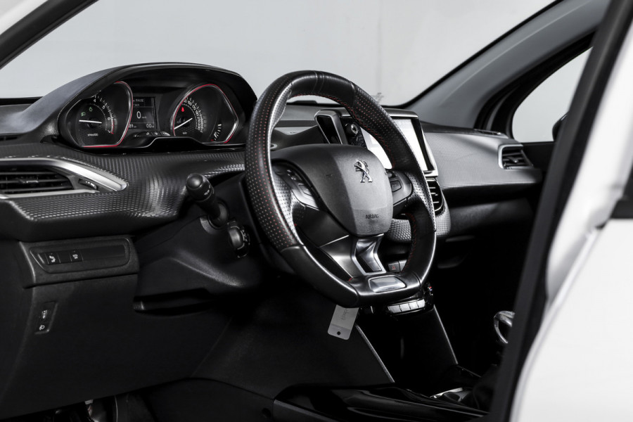 Peugeot 2008 1.2 PureTech GT-line 131 PK | Pano | Cruise | Stoelverw. | PDC | Camera | NAV + App. Conect | ECC | LM 17" |