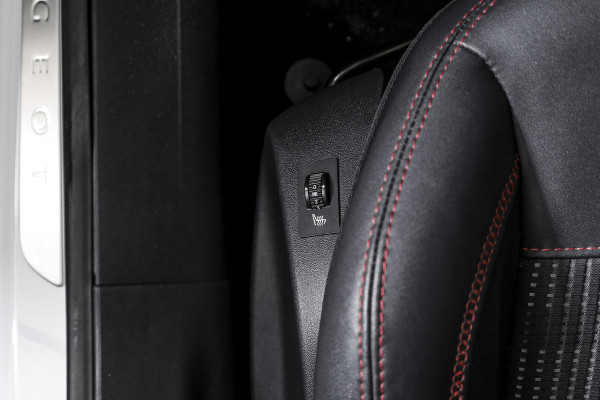 Peugeot 2008 1.2 PureTech GT-line 131 PK | Pano | Cruise | Stoelverw. | PDC | Camera | NAV + App. Conect | ECC | LM 17" |