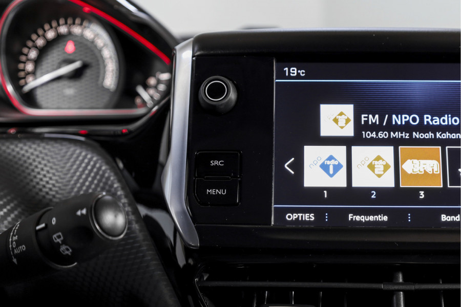 Peugeot 2008 1.2 PureTech GT-line 131 PK | Pano | Cruise | Stoelverw. | PDC | Camera | NAV + App. Conect | ECC | LM 17" |