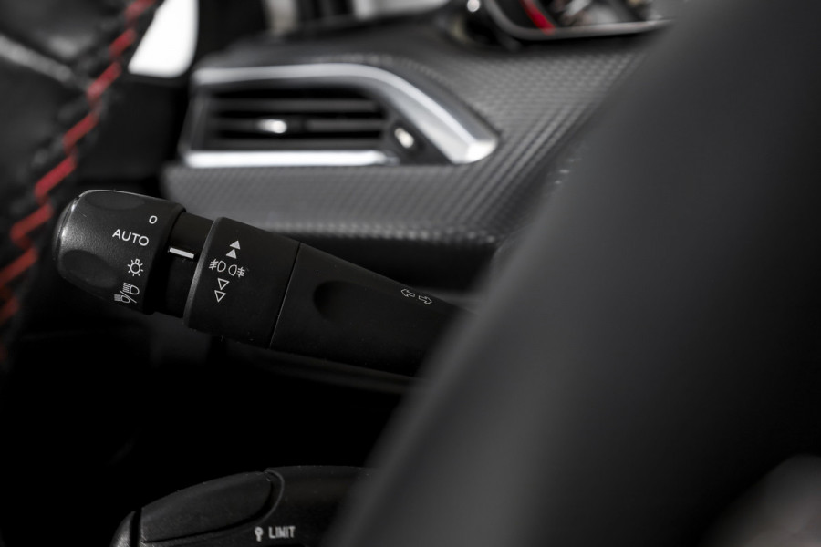 Peugeot 2008 1.2 PureTech GT-line 131 PK | Pano | Cruise | Stoelverw. | PDC | Camera | NAV + App. Conect | ECC | LM 17" |