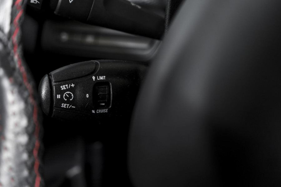 Peugeot 2008 1.2 PureTech GT-line 131 PK | Pano | Cruise | Stoelverw. | PDC | Camera | NAV + App. Conect | ECC | LM 17" |