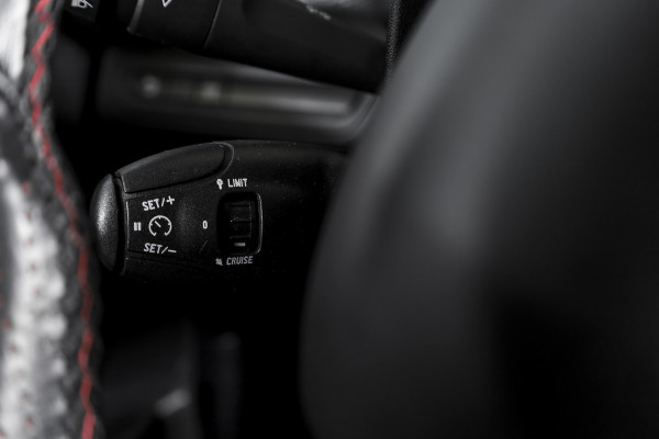 Peugeot 2008 1.2 PureTech GT-line 131 PK | Pano | Cruise | Stoelverw. | PDC | Camera | NAV + App. Conect | ECC | LM 17" |