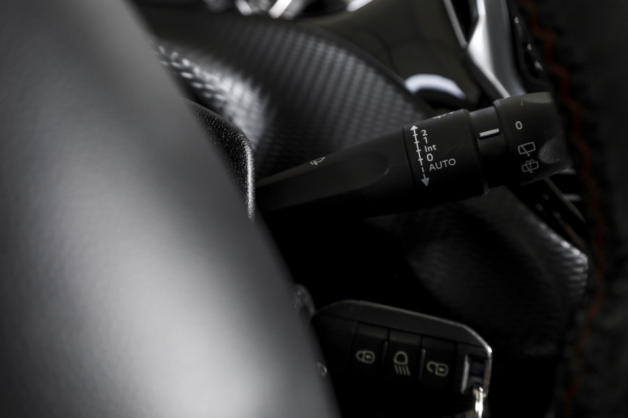 Peugeot 2008 1.2 PureTech GT-line 131 PK | Pano | Cruise | Stoelverw. | PDC | Camera | NAV + App. Conect | ECC | LM 17" |