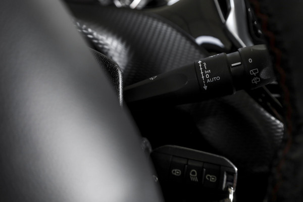 Peugeot 2008 1.2 PureTech GT-line 131 PK | Pano | Cruise | Stoelverw. | PDC | Camera | NAV + App. Conect | ECC | LM 17" |