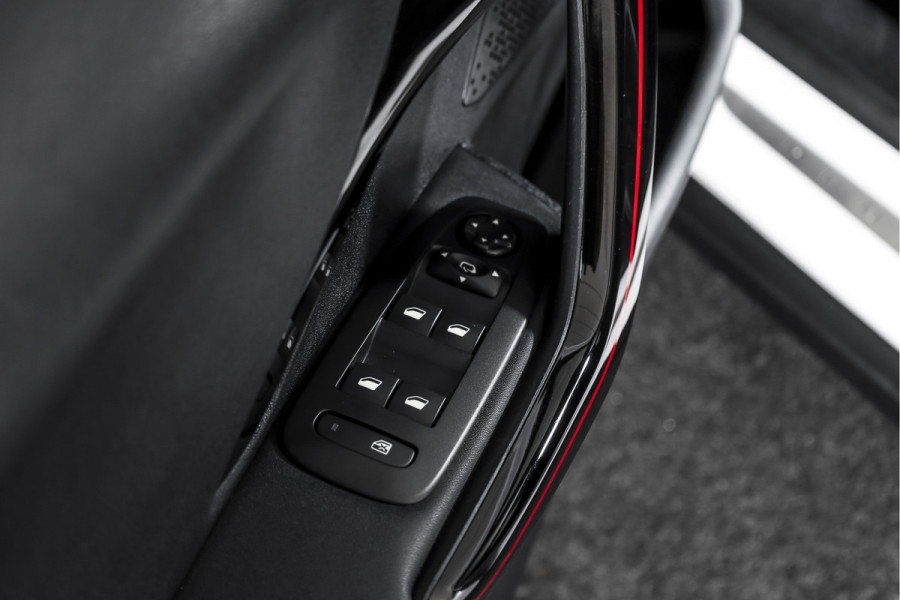 Peugeot 2008 1.2 PureTech GT-line 131 PK | Pano | Cruise | Stoelverw. | PDC | Camera | NAV + App. Conect | ECC | LM 17" |