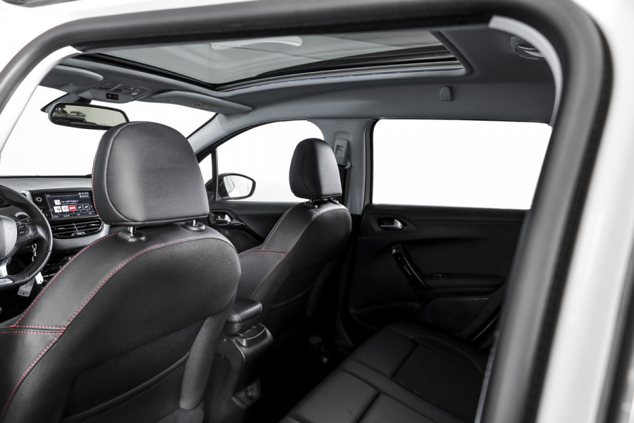 Peugeot 2008 1.2 PureTech GT-line 131 PK | Pano | Cruise | Stoelverw. | PDC | Camera | NAV + App. Conect | ECC | LM 17" |
