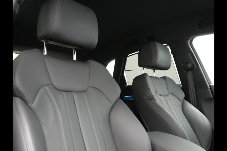 Audi Q5 50 TFSI e S edition PHEV 300pk Dealer O.H. | Trekhaak Af Fabriek | Camera | Lederen Sportstoelen Verwarmd | Sfeerverlichting | Keyless | Blis | Navigatie | DAB | 20"L.M | Virtual | Plug In Hybrid |