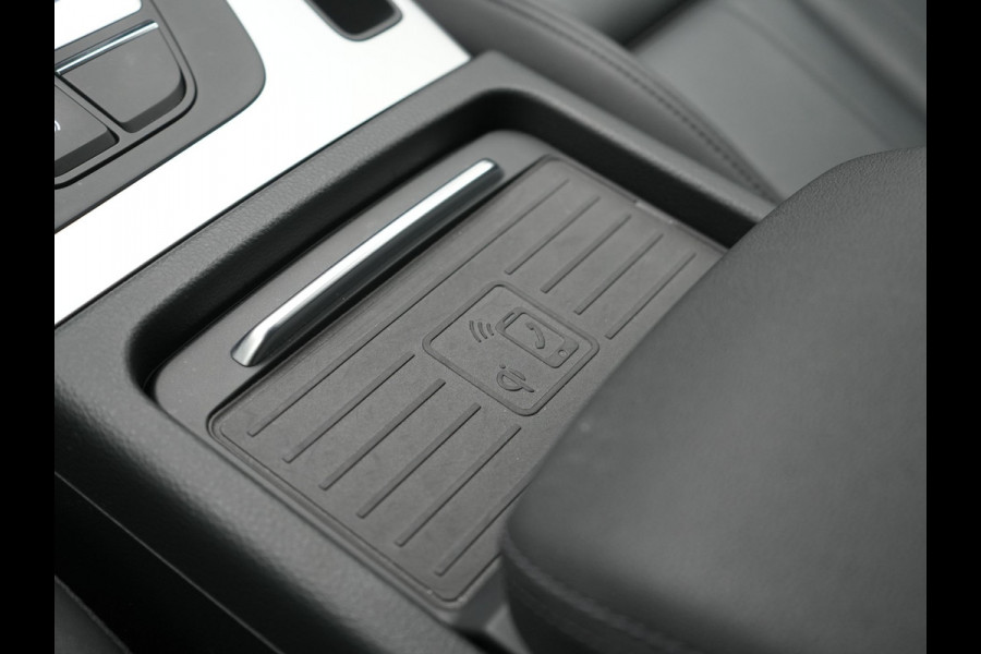 Audi Q5 50 TFSI e S edition PHEV 300pk Dealer O.H. | Trekhaak Af Fabriek | Camera | Lederen Sportstoelen Verwarmd | Sfeerverlichting | Keyless | Blis | Navigatie | DAB | 20"L.M | Virtual | Plug In Hybrid |