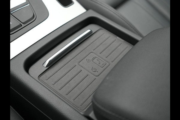 Audi Q5 50 TFSI e S edition PHEV 300pk Dealer O.H. | Trekhaak Af Fabriek | Camera | Lederen Sportstoelen Verwarmd | Sfeerverlichting | Keyless | Blis | Navigatie | DAB | 20"L.M | Virtual | Plug In Hybrid |