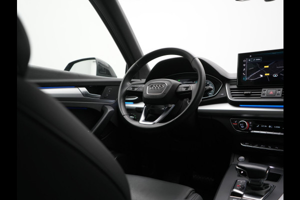 Audi Q5 50 TFSI e S edition PHEV 300pk Dealer O.H. | Trekhaak Af Fabriek | Camera | Lederen Sportstoelen Verwarmd | Sfeerverlichting | Keyless | Blis | Navigatie | DAB | 20"L.M | Virtual | Plug In Hybrid |