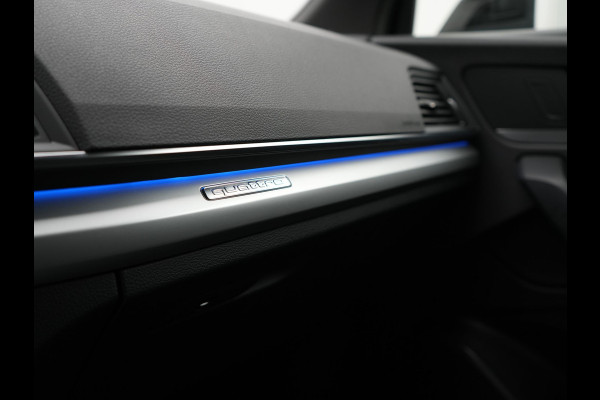 Audi Q5 50 TFSI e S edition PHEV 300pk Dealer O.H. | Trekhaak Af Fabriek | Camera | Lederen Sportstoelen Verwarmd | Sfeerverlichting | Keyless | Blis | Navigatie | DAB | 20"L.M | Virtual | Plug In Hybrid |