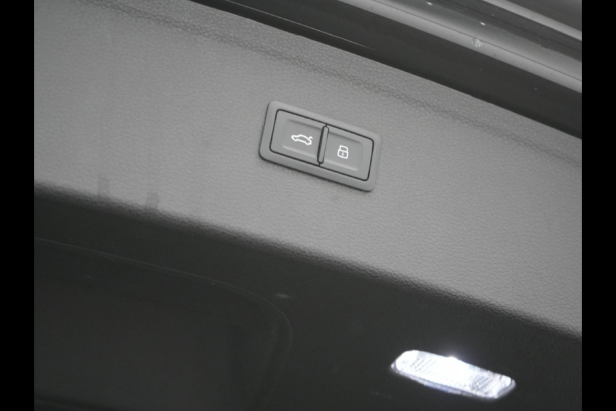 Audi Q5 50 TFSI e S edition PHEV 300pk Dealer O.H. | Trekhaak Af Fabriek | Camera | Lederen Sportstoelen Verwarmd | Sfeerverlichting | Keyless | Blis | Navigatie | DAB | 20"L.M | Virtual | Plug In Hybrid |