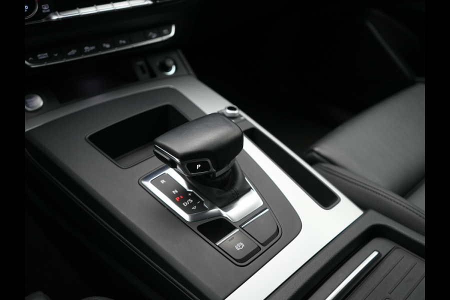 Audi Q5 50 TFSI e S edition PHEV 300pk Dealer O.H. | Trekhaak Af Fabriek | Camera | Lederen Sportstoelen Verwarmd | Sfeerverlichting | Keyless | Blis | Navigatie | DAB | 20"L.M | Virtual | Plug In Hybrid |