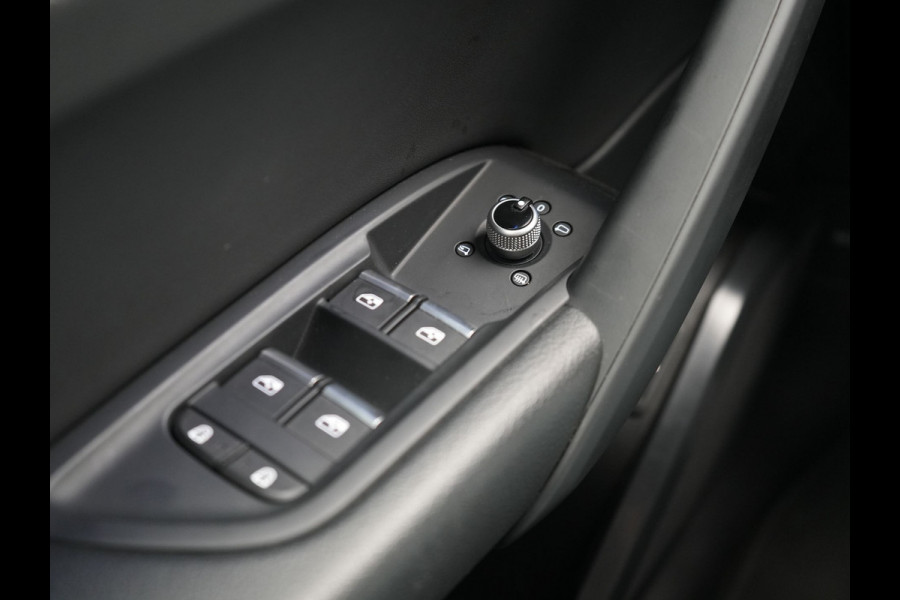 Audi Q5 50 TFSI e S edition PHEV 300pk Dealer O.H. | Trekhaak Af Fabriek | Camera | Lederen Sportstoelen Verwarmd | Sfeerverlichting | Keyless | Blis | Navigatie | DAB | 20"L.M | Virtual | Plug In Hybrid |