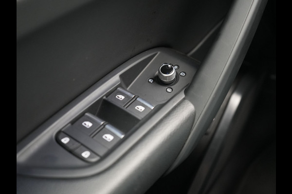 Audi Q5 50 TFSI e S edition PHEV 300pk Dealer O.H. | Trekhaak Af Fabriek | Camera | Lederen Sportstoelen Verwarmd | Sfeerverlichting | Keyless | Blis | Navigatie | DAB | 20"L.M | Virtual | Plug In Hybrid |