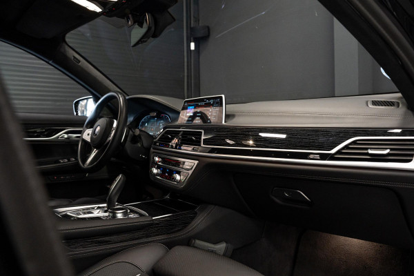 BMW 7 Serie 740d xDrive High Executive *M-Sport / Actieve-Besturing / Stoelventilatie / Entertainment-Achter / Alcantara-Hemel / Harman Kardon / Panorama*