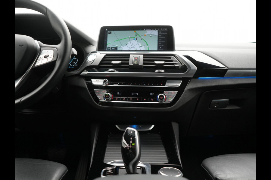 BMW X3 xDrive30e Luxury Line PHEV 293pk Dealer O.H. | Head Up | 360 Camera | Lederen Sportstoelen Ventilatie & Memory | Sfeerverlichting | Keyless | Blis | Stoelen &Stuur Verwarmd | Hifi Audio | Apple Carplay | Navigatie | DAB | Plug In Hybrid |