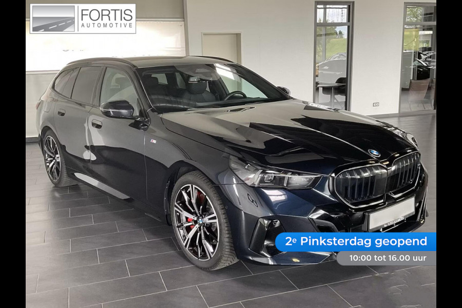 BMW 5 Serie Touring 540d xDrive M-SPORT Pro ** LED, PANORAMA, LEDER, 20-inch LMV, ICONIC GLOW, TREKH ** Ex BMW - € 25.900 onder NP ** ** INFORMEER OOK NAAR ONZE AANTREKKELIJKE FINANCIAL-LEASE TARIEVEN **