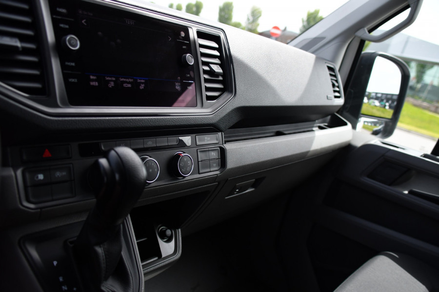 Volkswagen Crafter 35 2.0 TDI L3H3 PB Edition Cruise, Carplay, Sensoren, geveerde stoel, Trekhaak, 140pk, Automaat, Multimedia, Uniek!