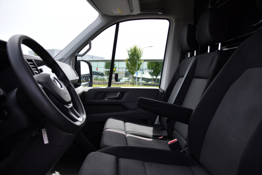 Volkswagen Crafter 35 2.0 TDI L3H3 PB Edition Cruise, Carplay, Sensoren, geveerde stoel, Trekhaak, 140pk, Automaat, Multimedia, Uniek!