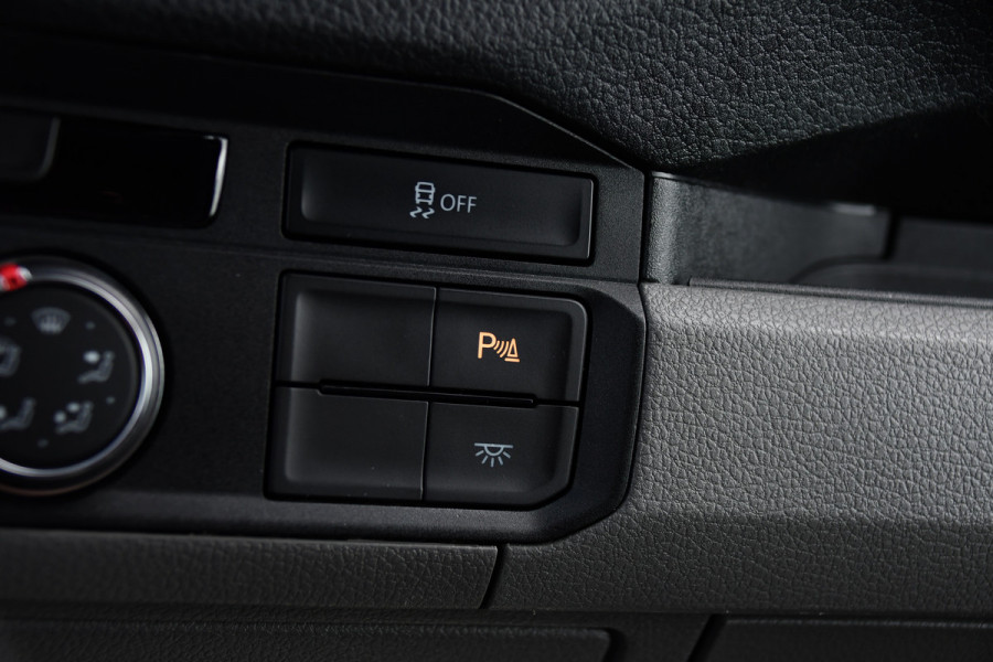 Volkswagen Crafter 35 2.0 TDI L3H3 PB Edition Cruise, Carplay, Sensoren, geveerde stoel, Trekhaak, 140pk, Automaat, Multimedia, Uniek!