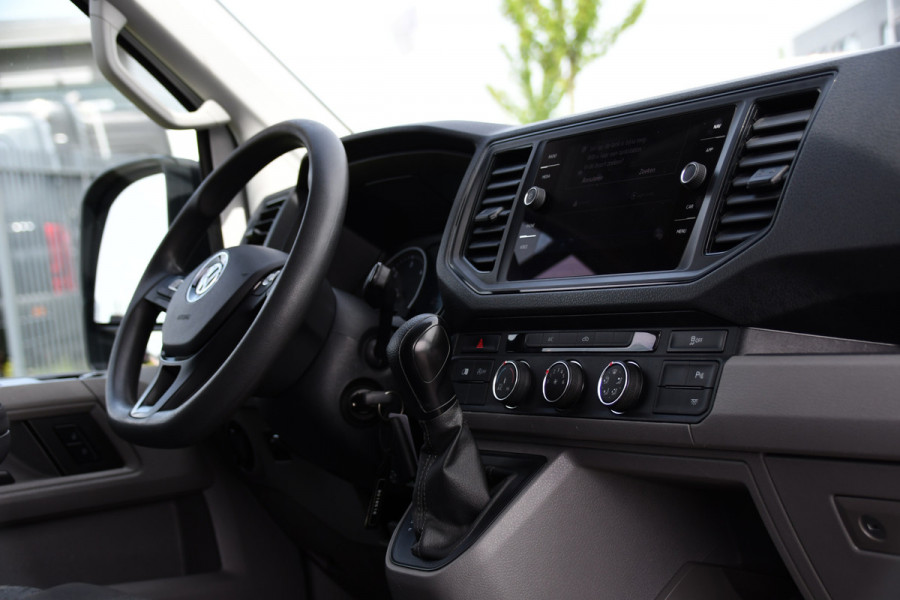 Volkswagen Crafter 35 2.0 TDI L3H3 PB Edition Cruise, Carplay, Sensoren, geveerde stoel, Trekhaak, 140pk, Automaat, Multimedia, Uniek!