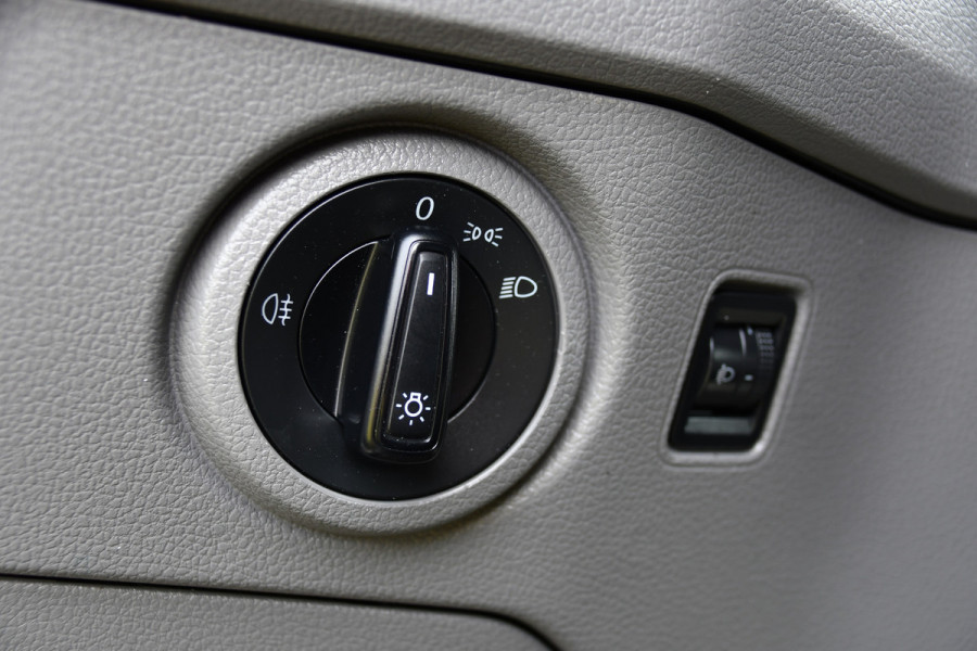 Volkswagen Crafter 35 2.0 TDI L3H3 PB Edition Cruise, Carplay, Sensoren, geveerde stoel, Trekhaak, 140pk, Automaat, Multimedia, Uniek!