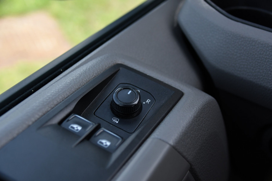 Volkswagen Crafter 35 2.0 TDI L3H3 PB Edition Cruise, Carplay, Sensoren, geveerde stoel, Trekhaak, 140pk, Automaat, Multimedia, Uniek!