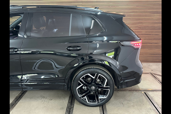 Volkswagen Tiguan 1.5 eHybrid R-Line Black Edition | 272PK | Garantie tot 2030 | IQ.Light HD | Pano | Trekhaak | Leder
