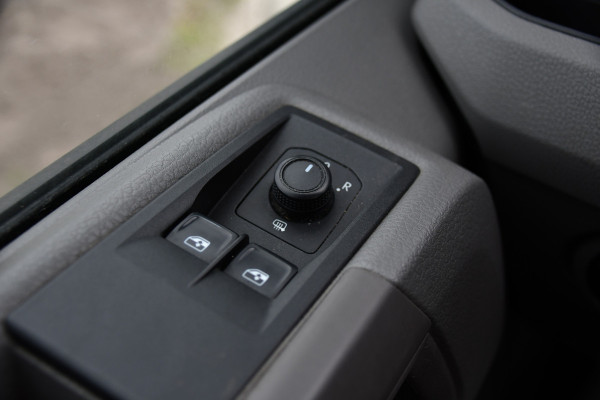 Volkswagen Crafter 35 2.0 TDI L4H3 DC PB Edition Cruise, Carplay, 177pk, Trekhaak, Multimedia, Airco, 5 Zits, Automaat, Uniek!