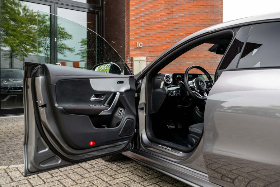 Mercedes-Benz CLA-Klasse 200 AMG Line Multibeam Sfeerverlicht. Orig NL Auto