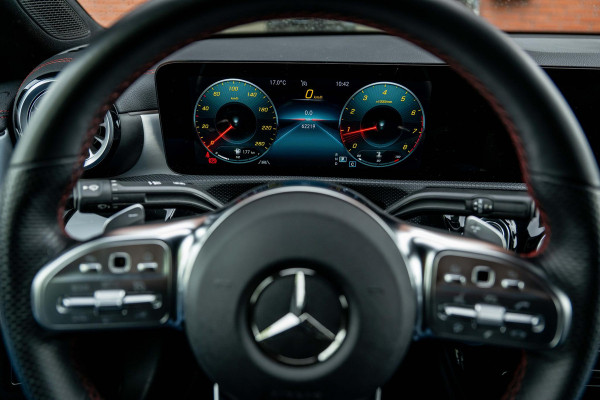 Mercedes-Benz CLA-Klasse 200 AMG Line Multibeam Sfeerverlicht. Orig NL Auto