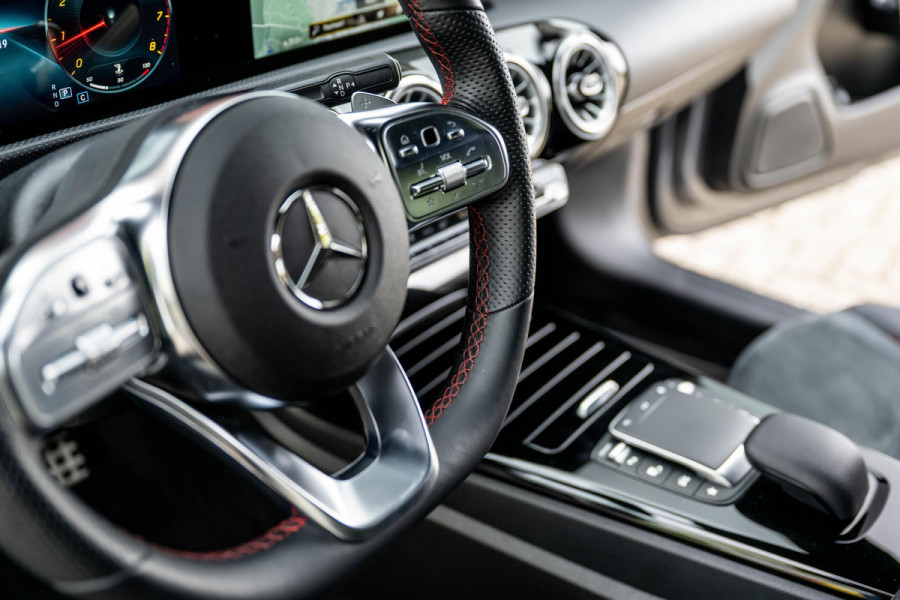 Mercedes-Benz CLA-Klasse 200 AMG Line Multibeam Sfeerverlicht. Orig NL Auto
