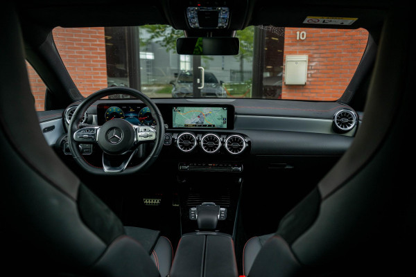 Mercedes-Benz CLA-Klasse 200 AMG Line Multibeam Sfeerverlicht. Orig NL Auto