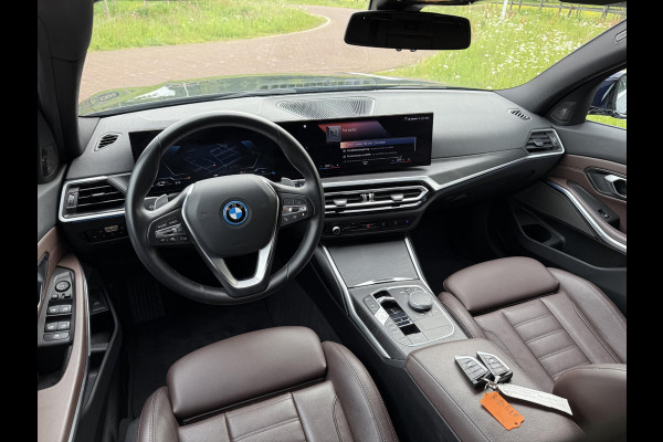 BMW 3 Serie Touring 320e | Nieuw Model | Camera | Zwarte Hemel | NL-Auto | Cruise control adaptief met Stop&Go |