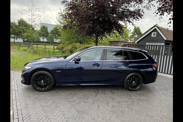 BMW 3 Serie Touring 320e | Nieuw Model | Camera | Zwarte Hemel | NL-Auto | Cruise control adaptief met Stop&Go |