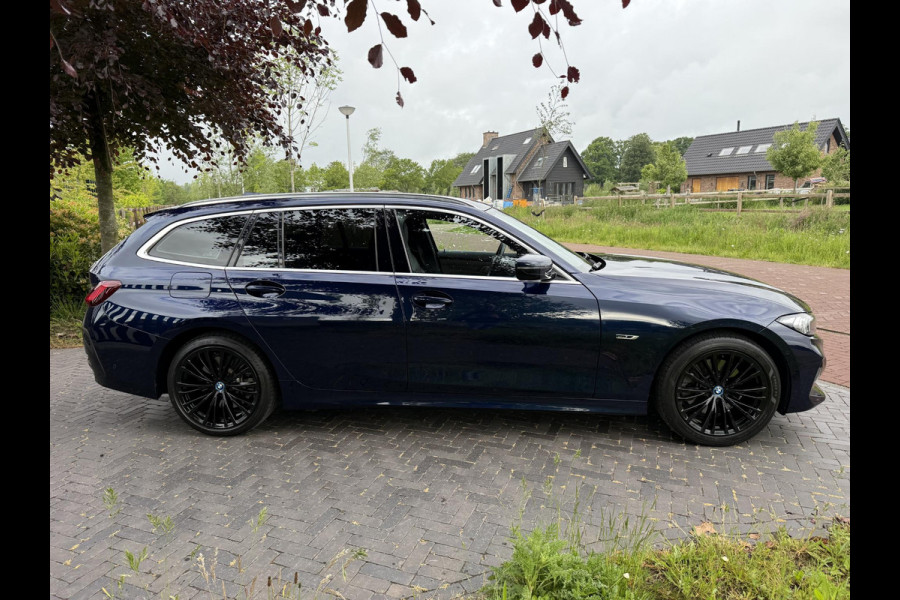 BMW 3 Serie Touring 320e | Nieuw Model | Camera | Zwarte Hemel | NL-Auto | Cruise control adaptief met Stop&Go |