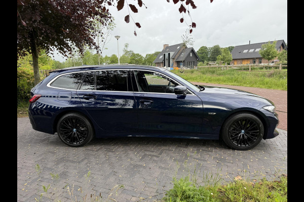 BMW 3 Serie Touring 320e | Nieuw Model | Camera | Zwarte Hemel | NL-Auto | Cruise control adaptief met Stop&Go |