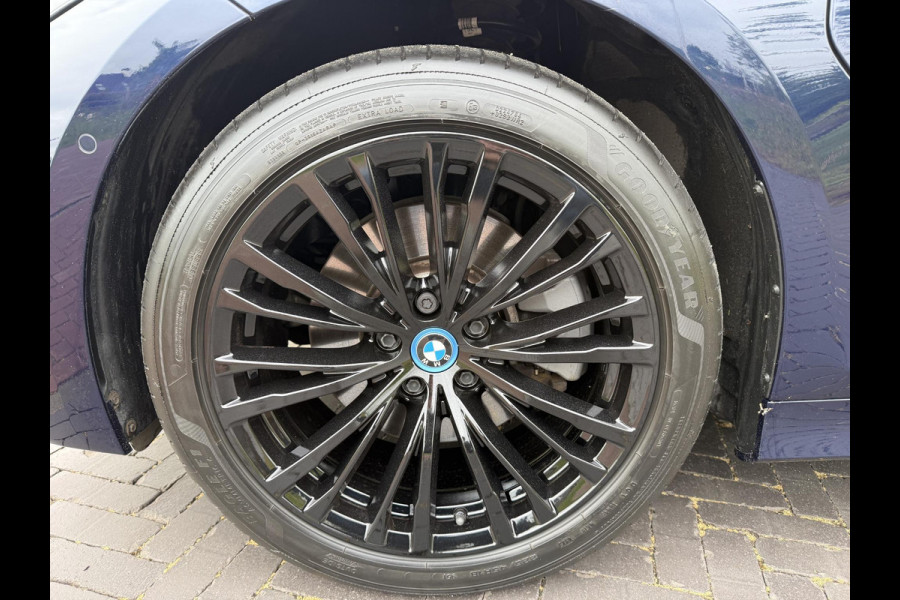 BMW 3 Serie Touring 320e | Nieuw Model | Camera | Zwarte Hemel | NL-Auto | Cruise control adaptief met Stop&Go |