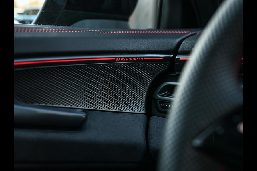 Audi A6 Avant 3.0 TFSI 368PK Quattro S-Edition Panoramadak | Luchtvering | Head-up display | 6-cilinder | Stoelgeheugen | 4-Wiel besturing | Tech Pro | Adaptive cruise control | B&O audio | S-stoelen | Ambiance verlichting | Carbon inleg | Styling kit | 4-Zone climate