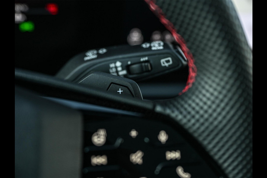 Audi A6 Avant 3.0 TFSI 368PK Quattro S-Edition Panoramadak | Luchtvering | Head-up display | 6-cilinder | Stoelgeheugen | 4-Wiel besturing | Tech Pro | Adaptive cruise control | B&O audio | S-stoelen | Ambiance verlichting | Carbon inleg | Styling kit | 4-Zone climate
