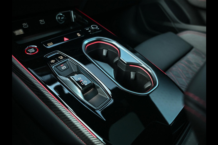 Audi A6 Avant 3.0 TFSI 368PK Quattro S-Edition Panoramadak | Luchtvering | Head-up display | 6-cilinder | Stoelgeheugen | 4-Wiel besturing | Tech Pro | Adaptive cruise control | B&O audio | S-stoelen | Ambiance verlichting | Carbon inleg | Styling kit | 4-Zone climate