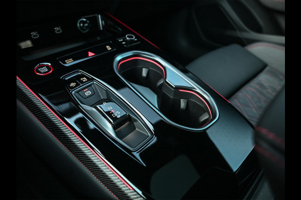 Audi A6 Avant 3.0 TFSI 368PK Quattro S-Edition Panoramadak | Luchtvering | Head-up display | 6-cilinder | Stoelgeheugen | 4-Wiel besturing | Tech Pro | Adaptive cruise control | B&O audio | S-stoelen | Ambiance verlichting | Carbon inleg | Styling kit | 4-Zone climate